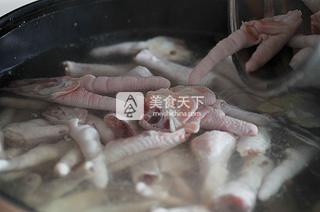 追剧最佳零食泡椒凤爪的做法步骤：2