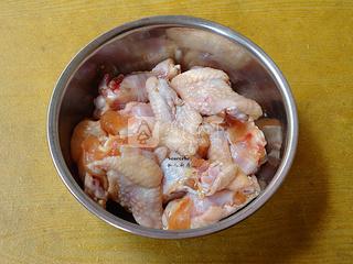 酥脆炸鸡根的做法步骤:1